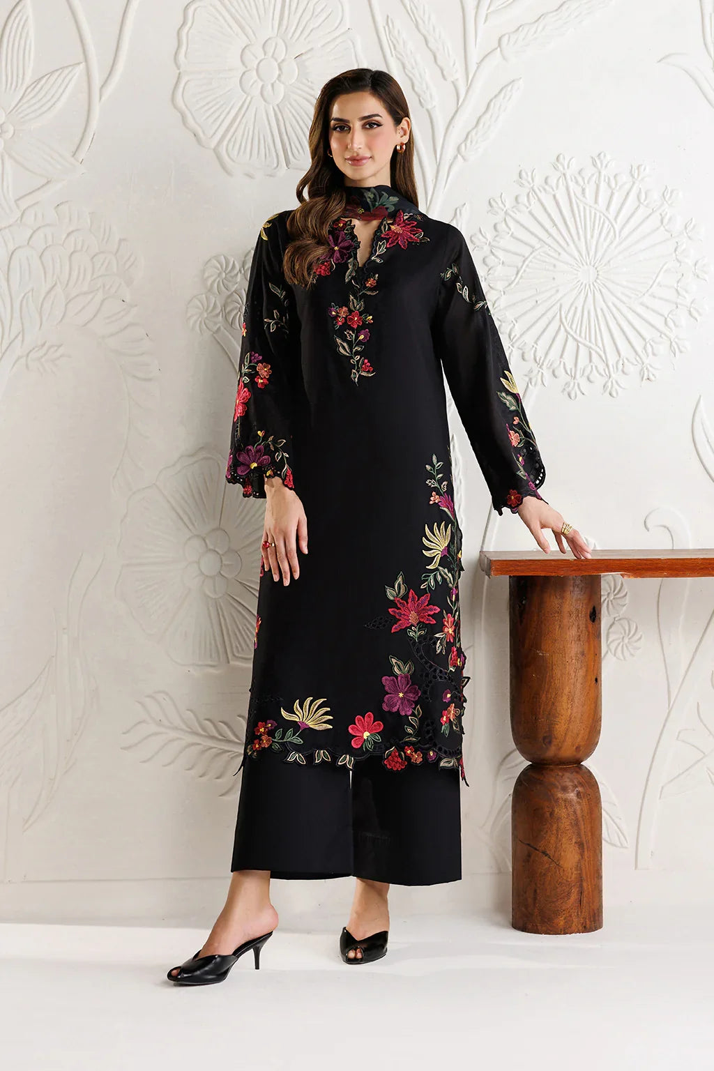 IZNIK - 3PC Luxury Dhanak Embroidered Suit (SYT-558)