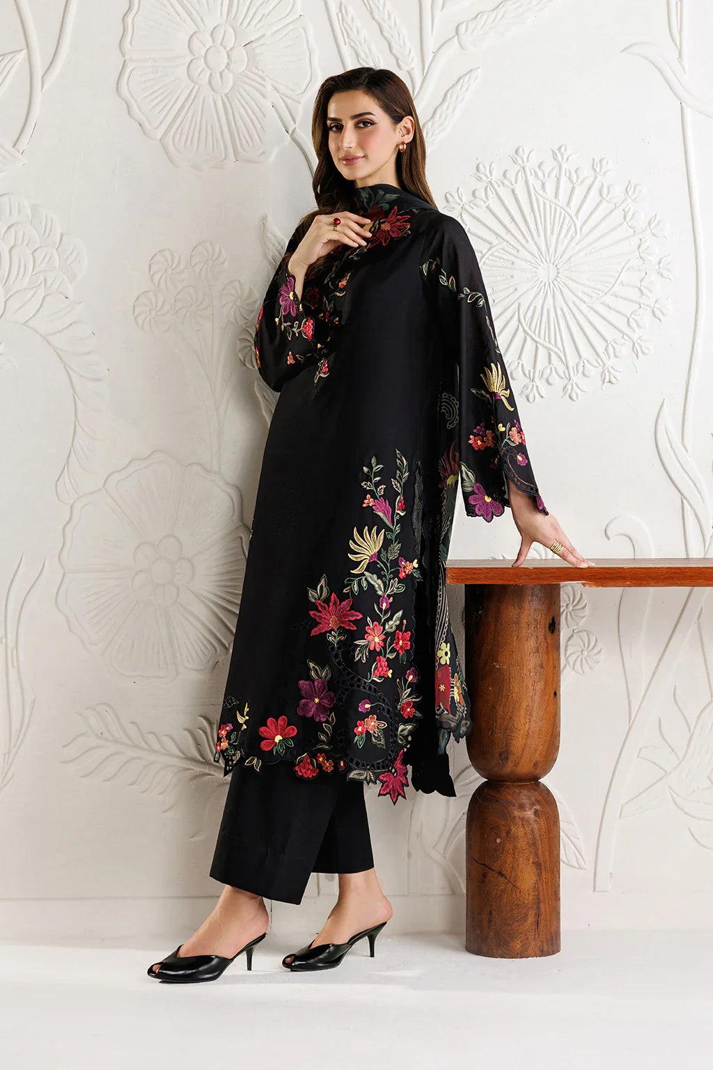 IZNIK - 3PC Luxury Dhanak Embroidered Suit (SYT-558)